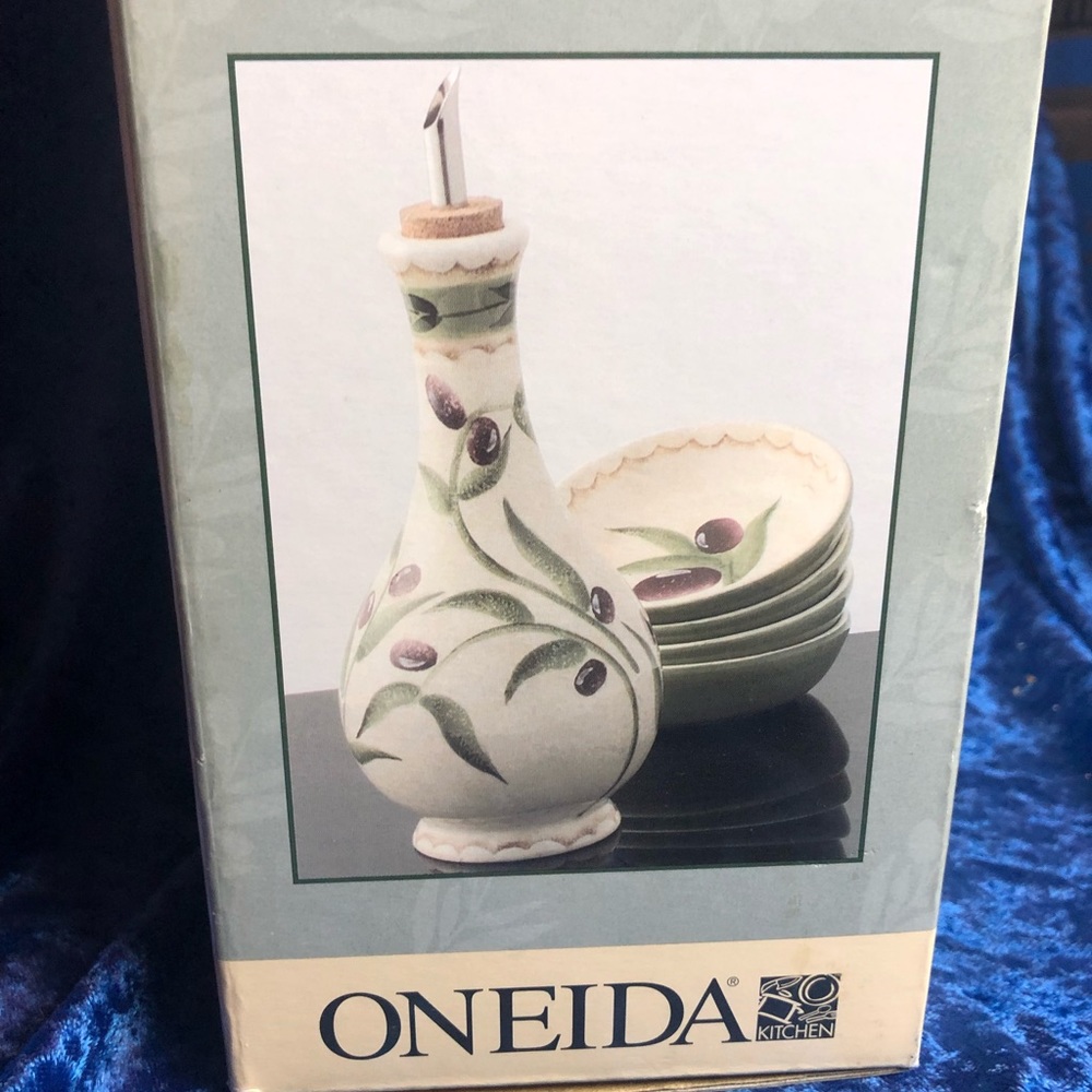 Oneida Oliveto cruet with 4 dipping dishes